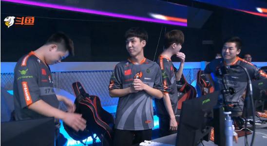  F1赛场再起风云：漓江青龙队险胜燕山火狐队，赛场气氛火爆赛场纪律更严谨