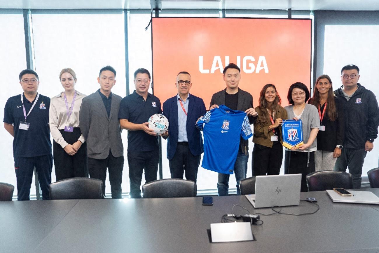 西甲赛前走向成谜；上海申花官宣签约；悬念犹存；高层口径保持一致的简单介绍