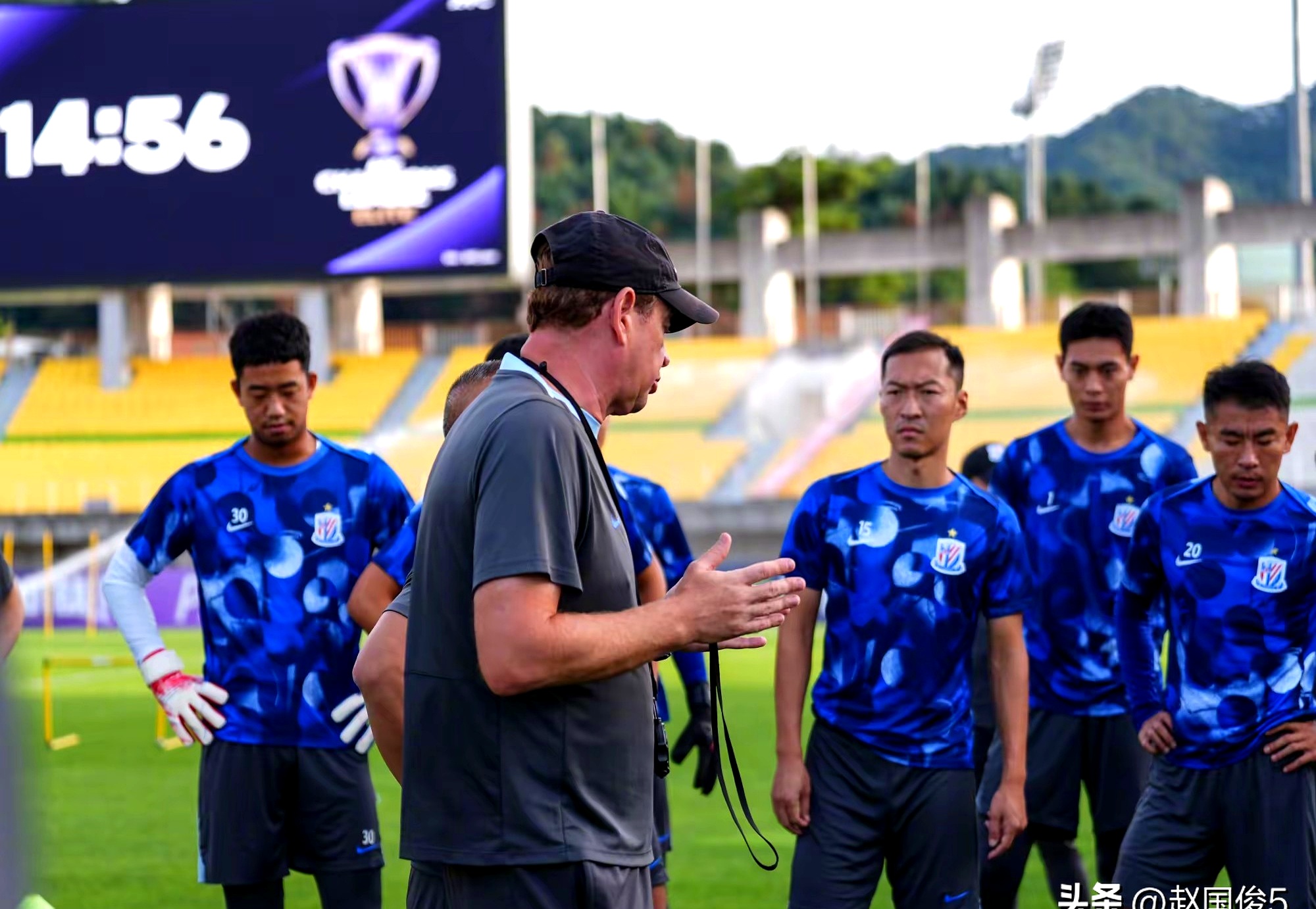 西甲赛前走向成谜；上海申花官宣签约；悬念犹存；高层口径保持一致的简单介绍